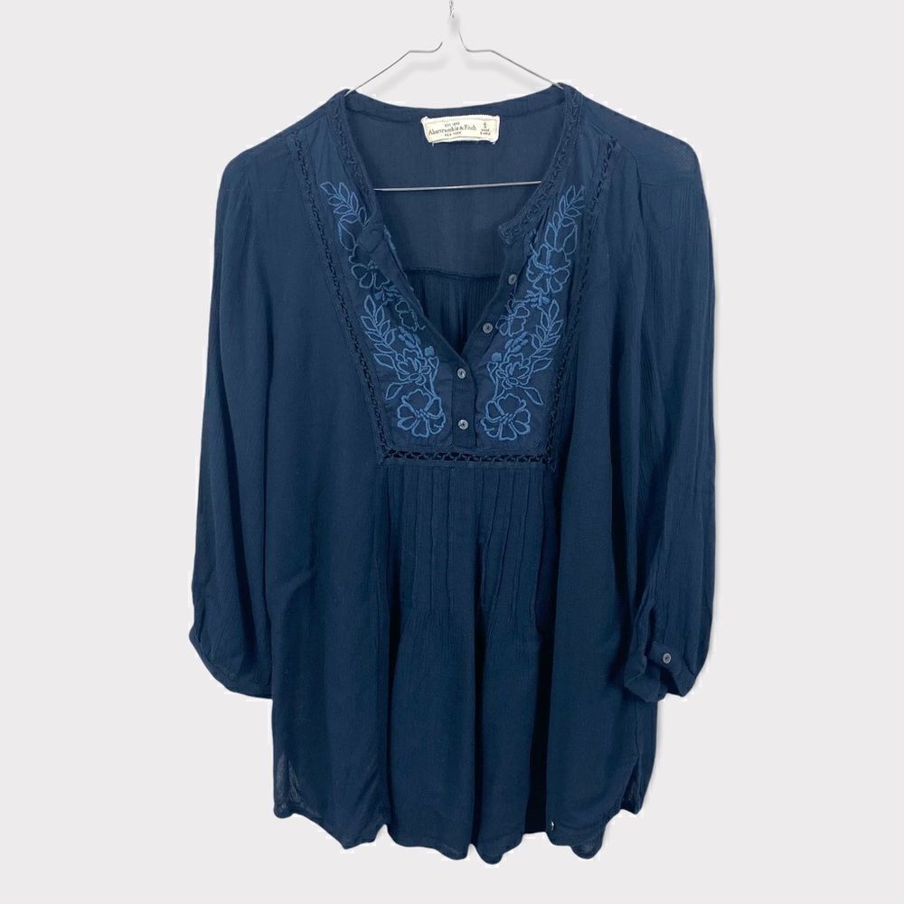 Abercrombie | Blue Embroidered peasant top